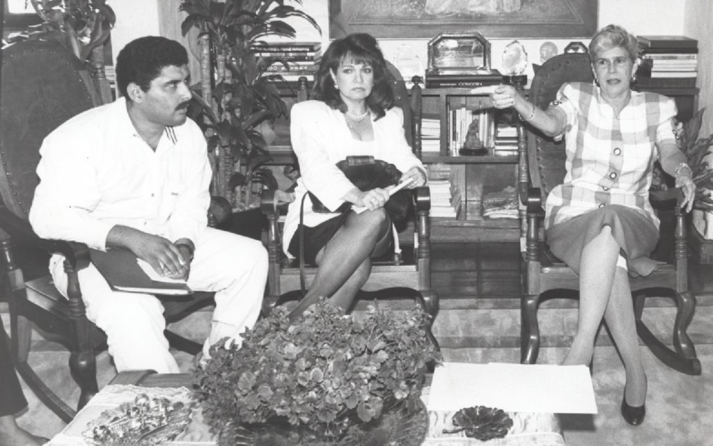 (FOTO DE ARCHIVO) Elsa de Bermudez, visitando a Violeta Chamorro. / 15 de Febrero de 1993 / LA PRENSA. Digitalización: Yury Salvatierra M.