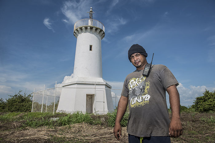 Gerson Rojas, de 32 años, desde hace tres años acompaña a su padre José Chévez a cuidar el faro de la isla. Foto Oscar Navarrete.